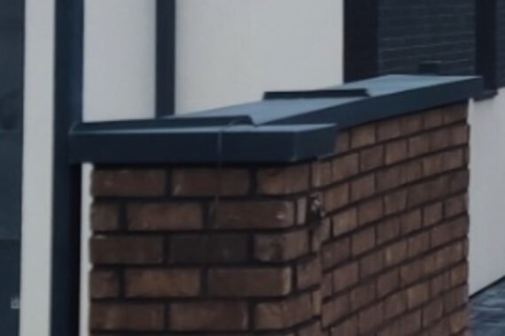 sumontuotas skardinis parapetas ant mūro konstrukcijos