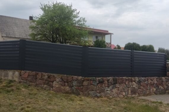 Rombo skardinė tvora ant seno pamato