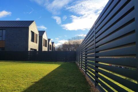 lygi skarda skardinėms tvoroms