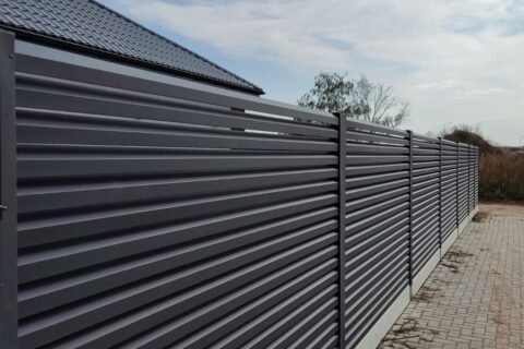 Žaliuzinė tvora 1,50 m aukščio suteikianti privatumą kiemui