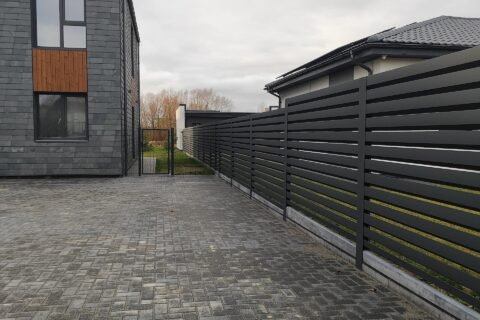 Permatoma rombo tipo skardinė tvora moderniame kieme