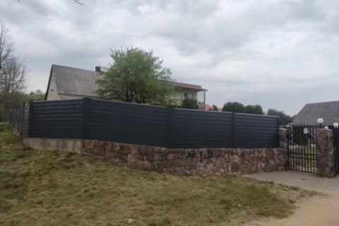 Rombo tipo tvora 1,20 m aukščio moderniam kiemui Vilniuje