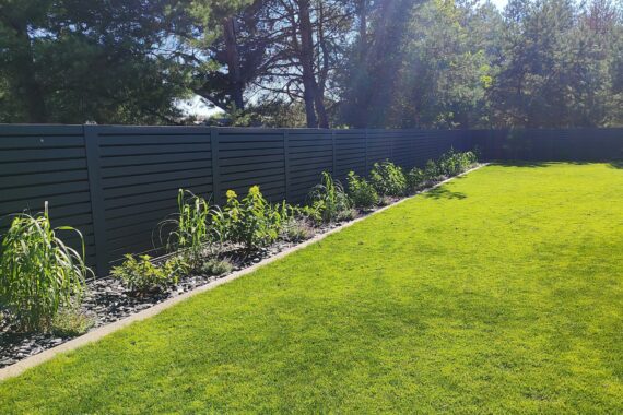 Tvoros montavimas ant senų stulpų